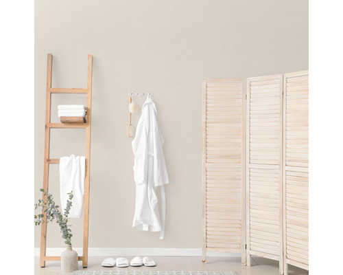 Svetlá kúpeľňa s dreveným rebríkom, županom a paravánom