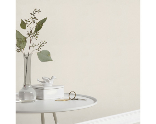 Nástenná dekorácia s vázou, kľúčom a dekoráciou na stole