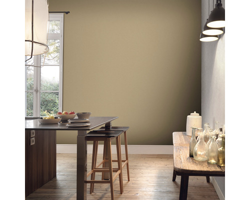 Svetlá kuchyňa s drevenou podlahou, jedálenským stolom a stoličkami pred stenou