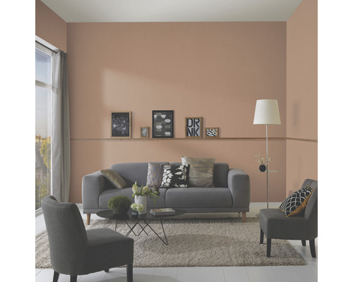 Obývacia izba s pohovkou, kreslami, kobercom a farbou na steny