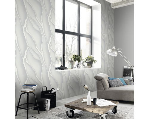 Svetlá obývacia izba so sivou tapetou s mramorovým vzorom, oknom a nábytkom