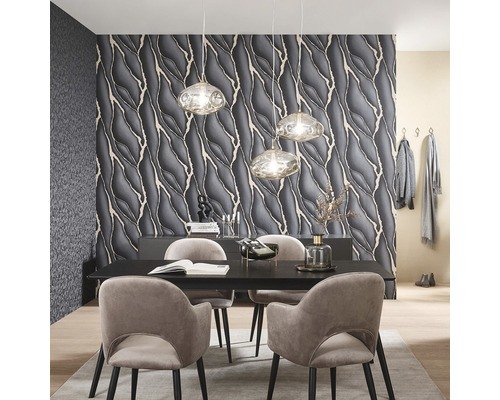 Jedáleň s jedálenským stolom, stoličkami, závesnými svietidlami a vzorovanou tapetou