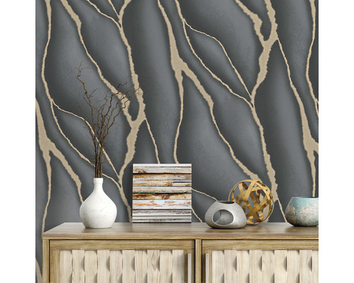 Dekoratívna izba so sivou tapetou a zlatým vzorom na drevenej komode