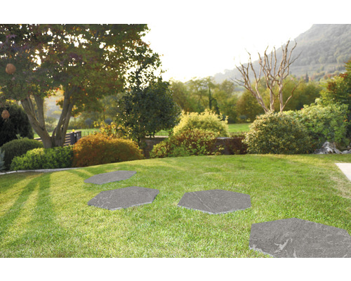 Šesťhranné nášľapné kamene z kameňa v záhradnom chodníku