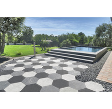 Záhrada so šesťhrannými betónovými dlaždicami a bazénom