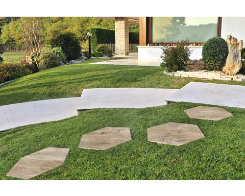 Záhradná krajina s trávnikom a cestou z kamenných dosiek