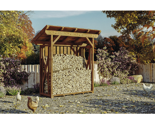 Drevený sklad dreva plný palivového dreva v záhrade.