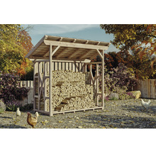 Drevený sklad dreva s palivovým drevom v záhrade