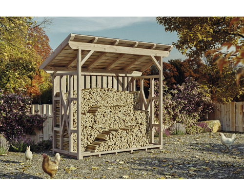 Drevený sklad dreva s palivovým drevom v záhrade