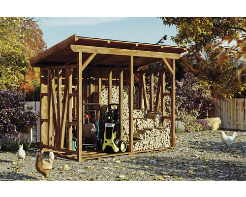 Sklad dreva so záhradným náradím, tlakovou umývačkou a hromadou dreva v záhrade.