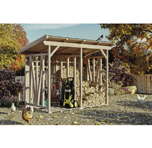 Sklad dreva s drevom, záhradným náradím a tlakovou umývačkou v záhrade