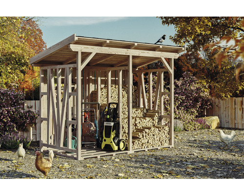 Sklad dreva s drevom, záhradným náradím a tlakovou umývačkou v záhrade