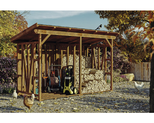 Sklad dreva s náradím, drevom a sliepkami v záhrade