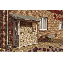 Sklad dreva naplnený palivovým drevom vonku vedľa kolieska.