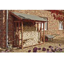 Sklad dreva naplnený drevom pred tehlovou stenou