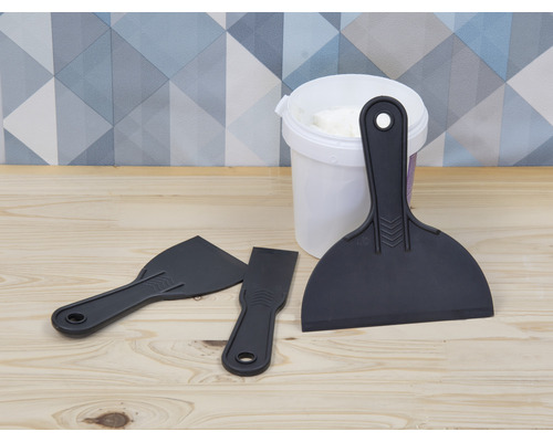 Tmel v vedre s tromi plastovými špachtľami