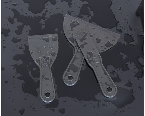 Tri plastové špachtle na tmavom pozadí