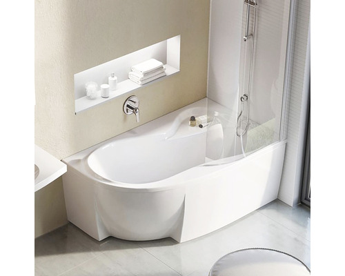 Vaňa so sprchovou zástenou, batériou a odkladacou plochou v kúpeľni.