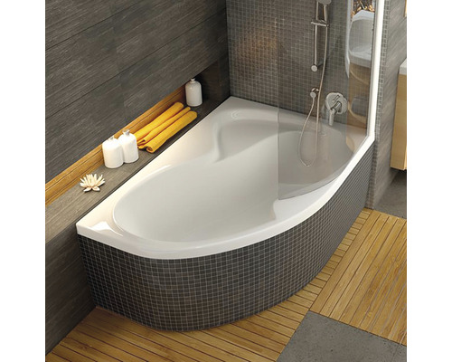 Vstavaná vaňa so sprchovou zástenou v kúpeľni