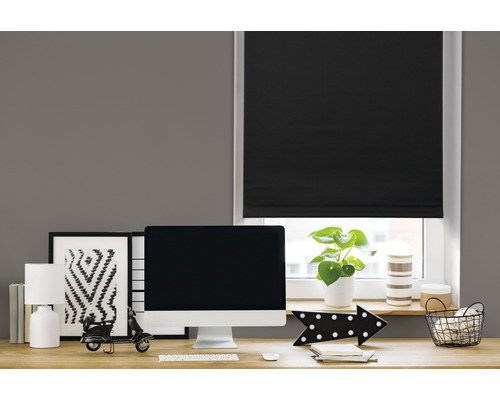 Pracovňa s čiernou roletou v okne