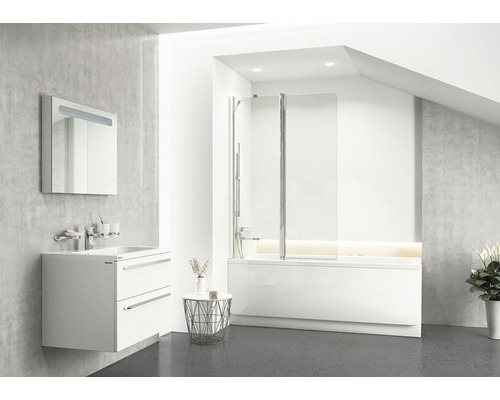 Moderná kúpeľňa s vaňou, sprchovou zástenou, umývadlom a zrkadlovou skrinkou