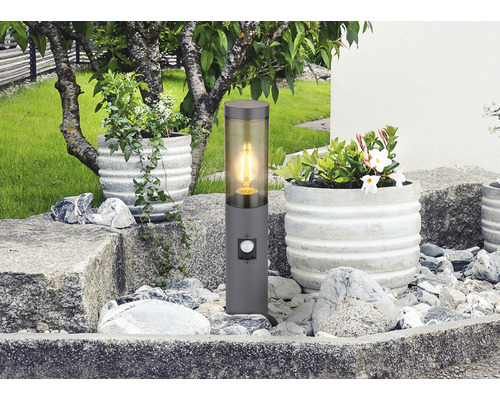 Pohľad do záhrady s antracitovo sivým stĺpikovým svietidlom s pohybovým senzorom medzi rastlinami v kvetináčoch