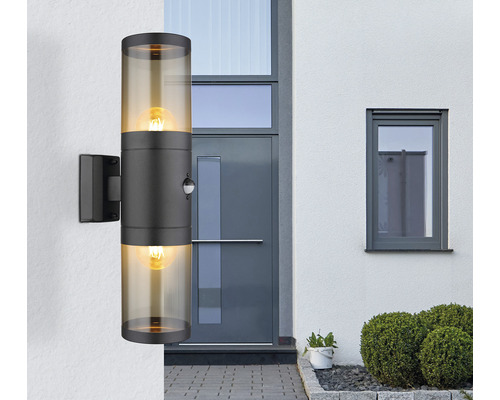 Moderné vonkajšie nástenné svietidlo s dvoma žiarovkami a detektorom pohybu pred vchodovými dverami