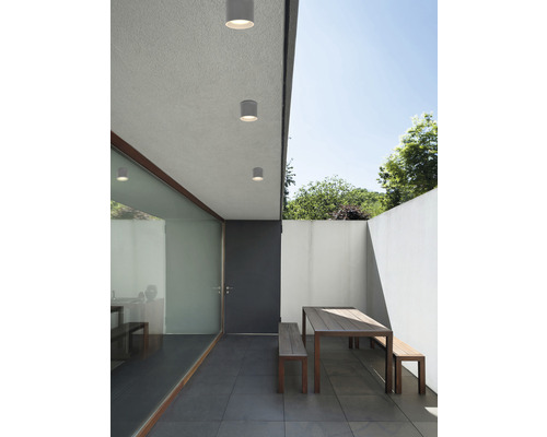 Vonkajší priestor s posedením a stropnými svietidlami