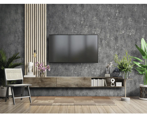 Obývacia izba s televízorom, nízkou komodou, stoličkou a dekoráciami pred stenou s textúrou