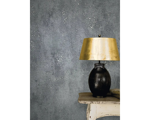 Dekoratívny dizajn stien so stolnou lampou na príručnom stolíku