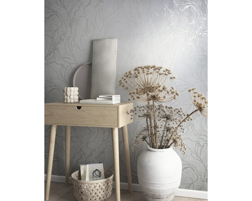 Scéna s tapetou s kvetinovým vzorom, drevený stôl, dekorácie a košík