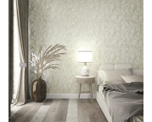 Dekoratívna spálňa so vzorovanou tapetou, lampou na nočnom stolíku a závesmi