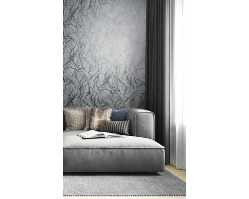 Obývacia izba s pohovkou, vankúšmi, kobercom, závesom a vzorovanou tapetou