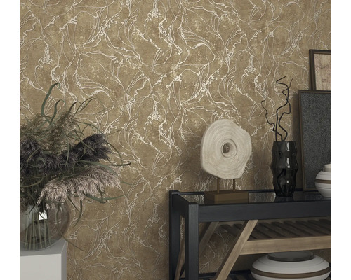 Dekoratívna nástenná dekorácia s tapetou so vzorom a bytovými doplnkami na stole.