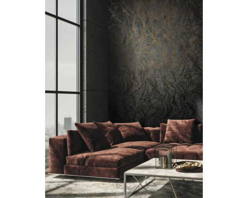 Obývacia izba s rohovou pohovkou, konferenčným stolíkom a vzorovanou tapetou