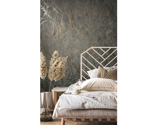 Spálňa so vzorovanou tapetou, posteľou a dekoráciou