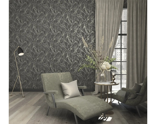 Obývacia izba so vzorovanou tapetou, ležadlom, kreslom a stojacou lampou