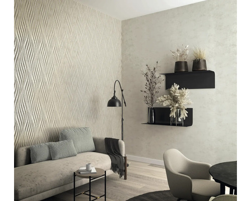 Obývacia izba so štruktúrovanými tapetami, policami a nábytkom