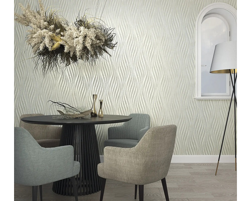 Jedáleň s okrúhlym stolom, stoličkami, kvetinovou dekoráciou, stojacou lampou a tapetou so vzorom vĺn.