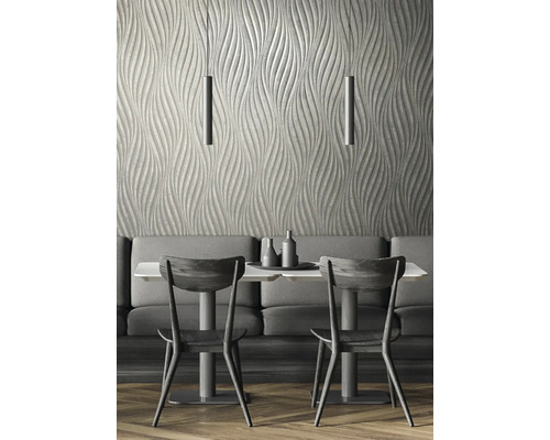 Scéna so štruktúrovanou stenou, lavicou, stolom, dvoma stoličkami a dvoma závesnými lampami