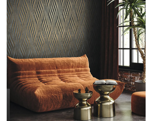 Obývacia izba s hnedou pohovkou, zlatými odkladacími stolíkmi a vzorovanou tapetou