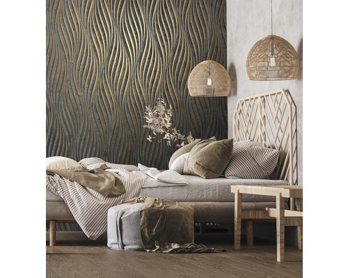 Spálňa s posteľou, nočným stolíkom a vzorovanou tapetou