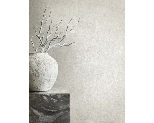 Dekoratívna váza s vetvami na stole