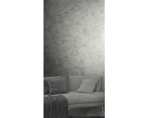 Obývacia izba s betónovou stenou a pohovkou