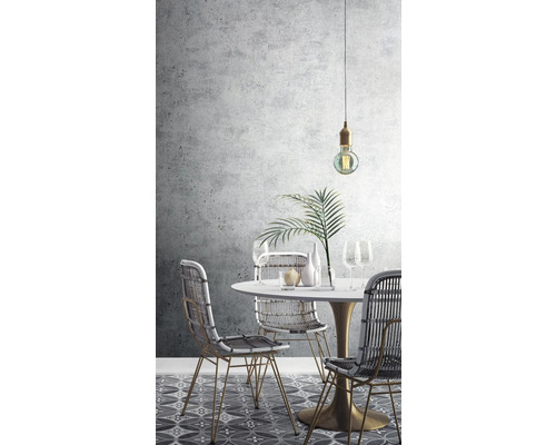 Jedáleň s jedálenským stolom, stoličkami a závesným svietidlom