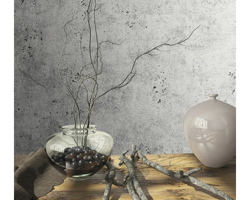 Dekoratívna scéna so sklenenou vázou, vetvami a keramickou vázou na drevenom stole