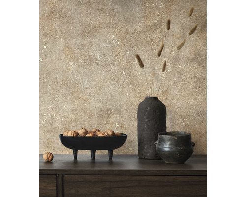 Dekoratívne usporiadanie s miskou na nohách, vlašskými orechmi, vázou a kvetináčom na skrinke