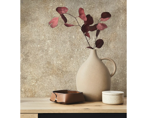 Dekoratívna scéna s vázou, vetvou kvetov, miskou a plechovkou na drevenom povrchu.