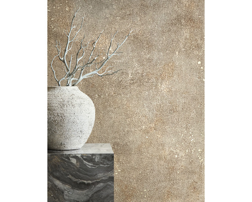 Dekoratívna scéna s vázou, vetvami a mramorovou doskou pred stenou