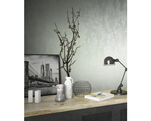 Dekoratívne usporiadanie na komode s fotografiou New Yorku v pozadí.